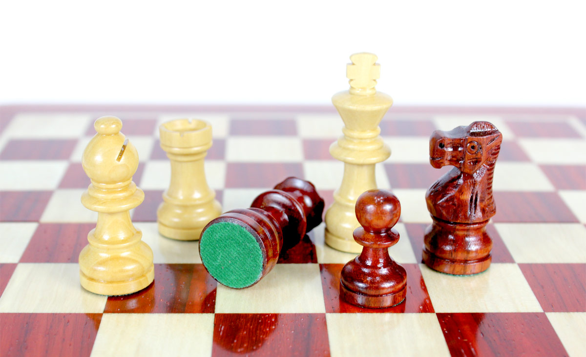 All chess pieces have felted bottom. The weight of the chess set is 1.74 lbs (790 grams)